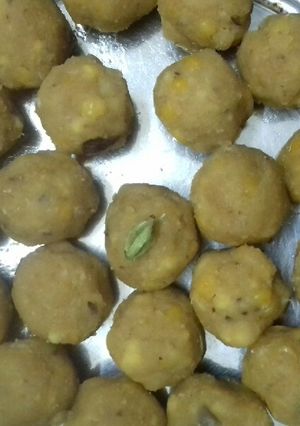 கடலைப்பருப்பு லட்டு (Kadalai paruppu laddo recipe in tamil) செய்முறை முக்கிய புகைப்படம்