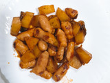 Salchichas de pollo con patatas