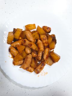 Una foto de Salchichas de pollo con patatas
