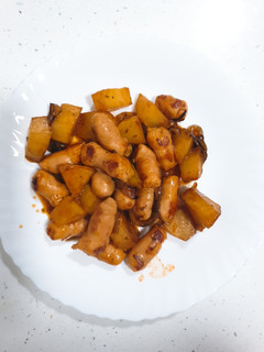 Una foto de Salchichas de pollo con patatas