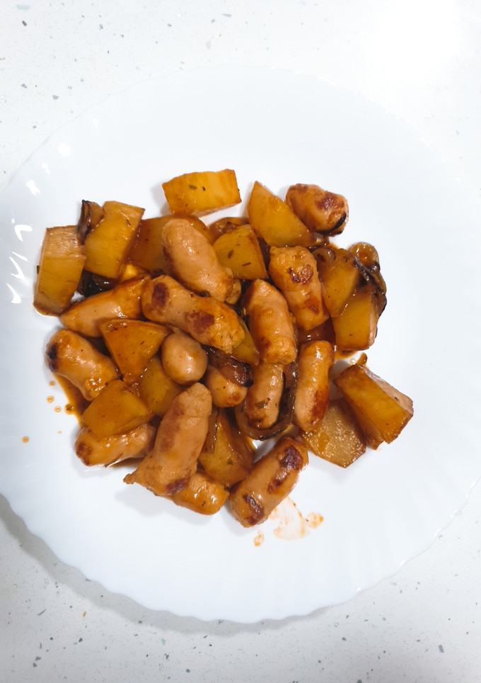 Una foto de Salchichas de pollo con patatas