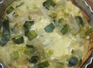 Una foto de Tarta de cebolla, puerro y queso muy fácil