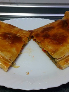 Una foto de Empanada de atún con tomate