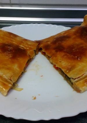 Una foto de Empanada de atún con tomate
