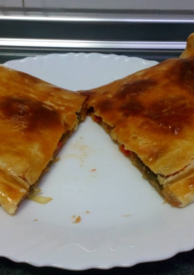 Una foto de Empanada de atún con tomate