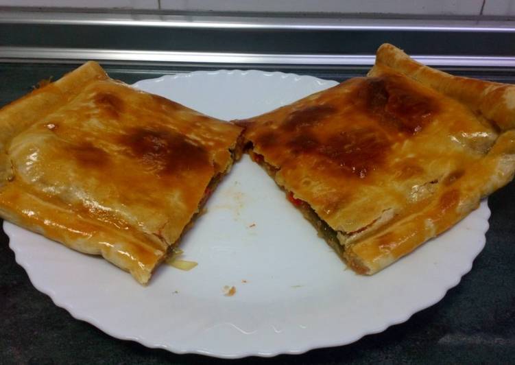 Empanada de atún con tomate
