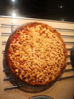 Una foto de Crumble de Ciruelas rojas