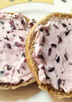 Φωτογραφία της συνταγής Cherry cream cheese breakfast 🍒🥯