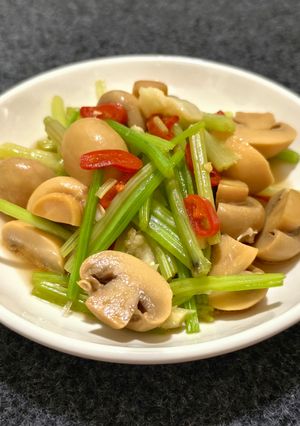 芹菜炒洋菇(簡單料理) 的食譜成品照片