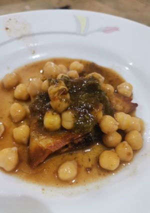 A picture of Samosa chana chaat.