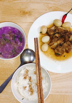 Hình của món Sườn kho trứng cút + canh khoai mỡ.