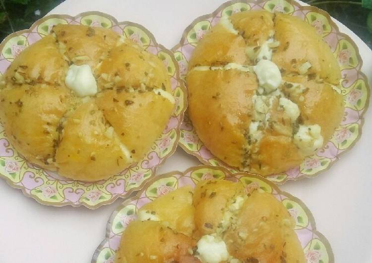 Korean Garlic Cheese Bread (Chijeu Ppang)