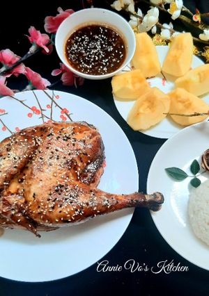 Hình của món Gà nướng bơ, xôi nước cốt dừa và sốt táo.
