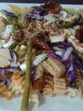 Ensalada de pasta con vinagreta de mostaza en grano