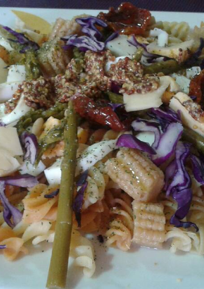 Una foto de Ensalada de pasta con vinagreta de mostaza en grano