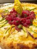 Pizza con tartare di tonno e fiori di zucca