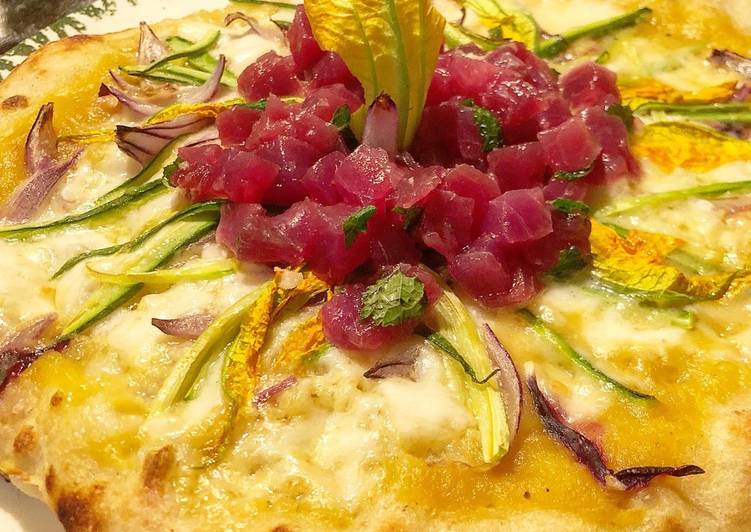 Pizza con tartare di tonno e fiori di zucca