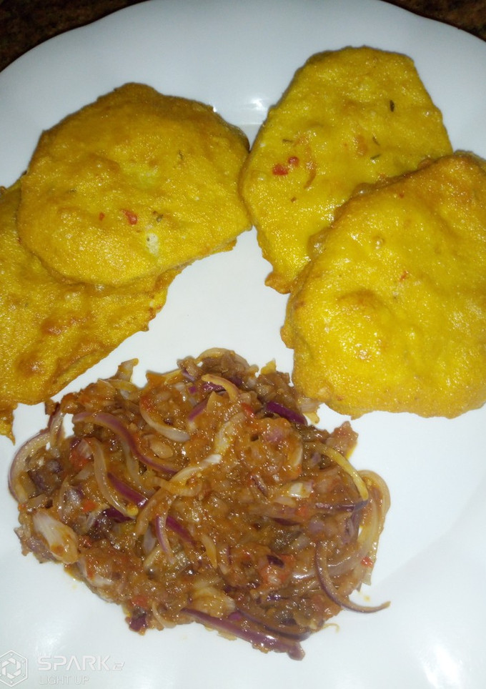 A picture of Fry yam with onion sauce.