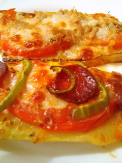 Una foto de Paninis de calabacín, pepperoni o atún con cebolla