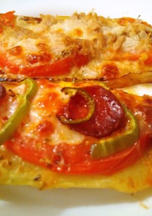 Foto principal de Paninis de calabacín, pepperoni o atún con cebolla