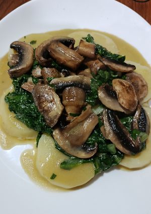 Una foto de Papas con crema de acelga y champiñones