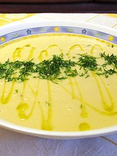 Una foto de Crema de col blanco