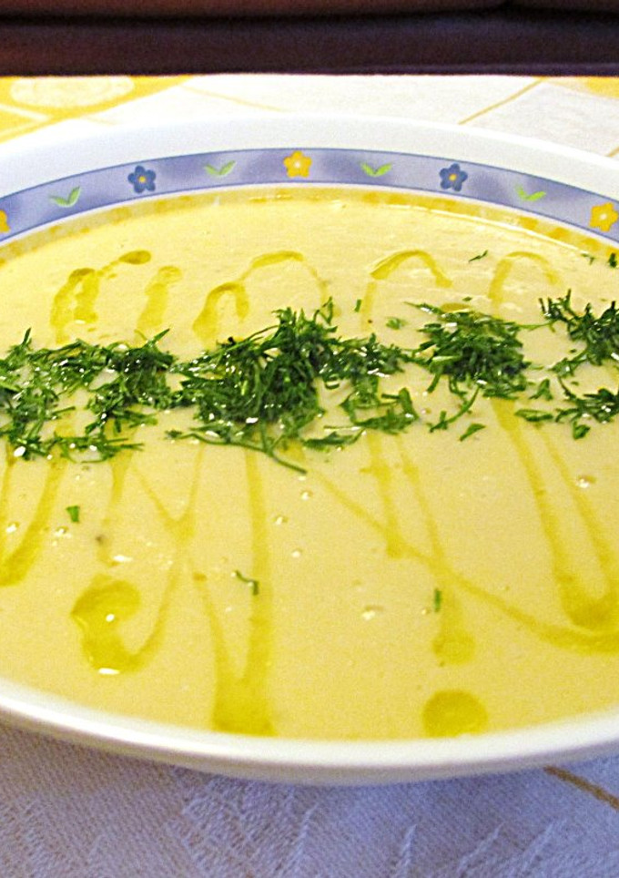 Una foto de Crema de col blanco