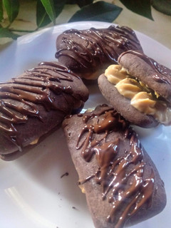 Una foto de Alfajores de Maicena de chocolate y relleno Chocotorta