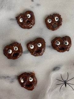 Una foto de Ojos de azúcar para Halloween y monstruos de pretzels