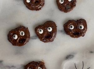 Una foto de Ojos de azúcar para Halloween y monstruos de pretzels