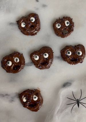 Una foto de Ojos de azúcar para Halloween y monstruos de pretzels