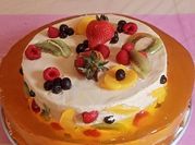 Una foto de pastel de fresas con crema