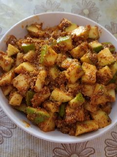 કાચી કેરી નું અથાણું (Kachi Keri Athanu Recipe In Gujarati) રેસીપી મુખ્ય ફોટો