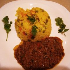 A picture of Tumeric veggie rice with spicy minced beef.