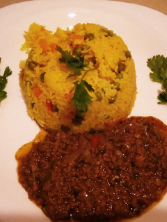 A picture of Tumeric veggie rice with spicy minced beef.