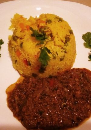 A picture of Tumeric veggie rice with spicy minced beef.