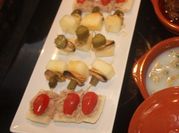 Una foto de pinchos de atun
