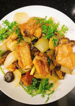 Hình của món Sườn lợn sốt nấm.