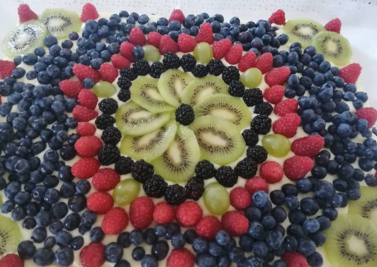 Crostata di meliga e crema chantilly e frutta