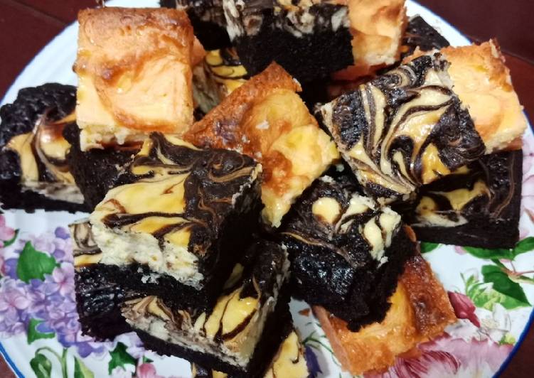 Bagaimana Menyiapkan Cream cheese brownies, Enak Banget