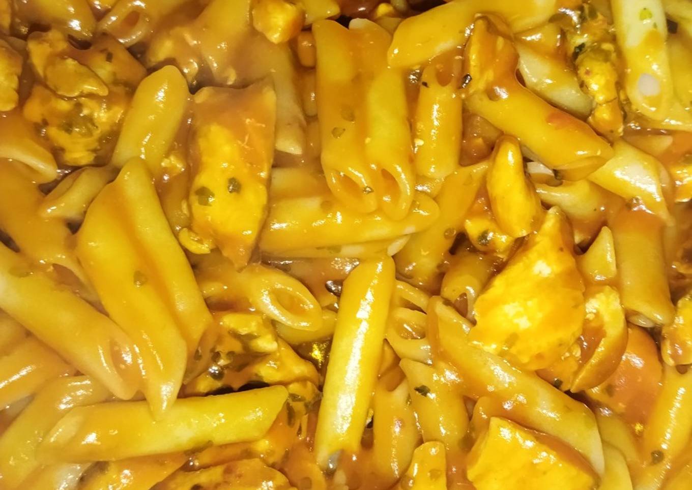 Macarrones con pollo a la andaluza, tómate y orégano