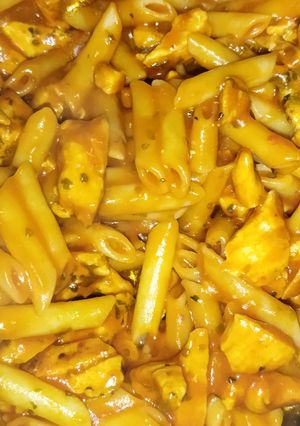 Una foto de Macarrones con pollo a la andaluza, tómate y orégano