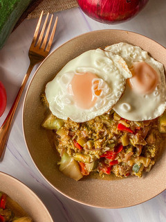 Una foto de Curry de verduras con huevo a la plancha