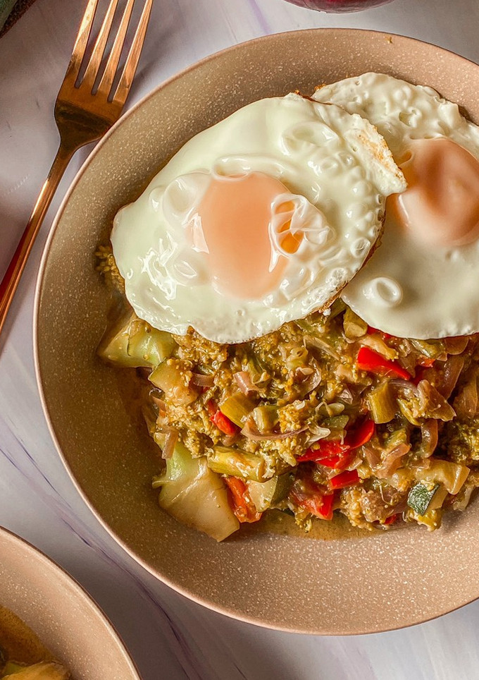 Una foto de Curry de verduras con huevo a la plancha