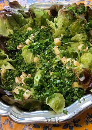 Une photo de Salade verte aux deux fromages, persil et sauce verte