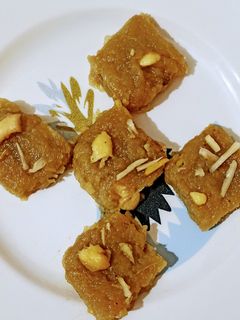 केला और आलू की फलाहारी बर्फी (kela aur aloo ki falahari barfi recipe in Hindi) रेसिपी मुख्य फोटो