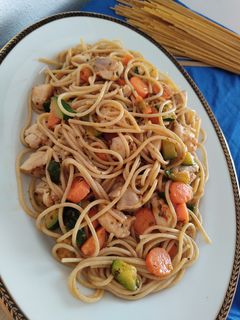 Una foto de Espaguetis integrales con pollo y verduras