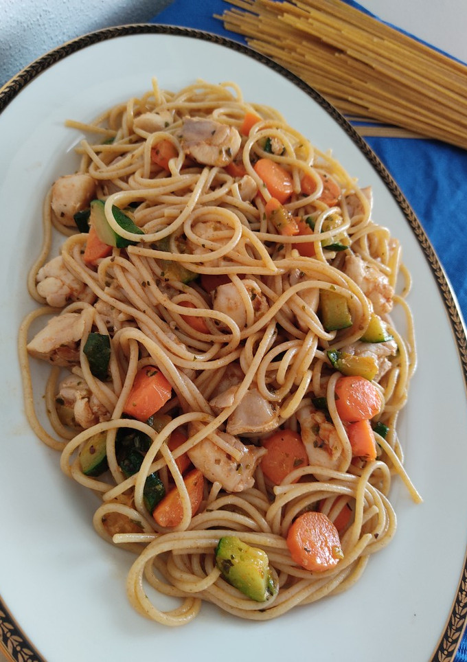 Una foto de Espaguetis integrales con pollo y verduras