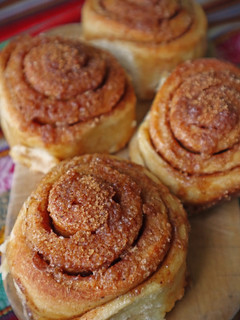 Una foto de Cinnamon rolls/Rollos de canela caseros 😋