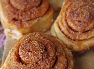 Una foto de Cinnamon rolls/Rollos de canela caseros 😋